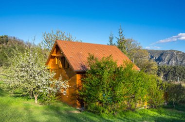 Elma ağaçlarının arasında ev