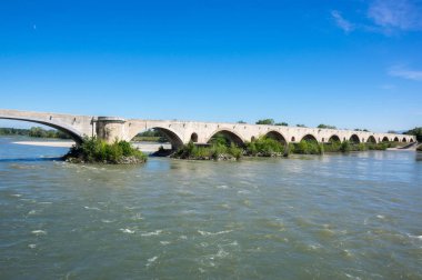 Rhone Nehri'nin Ortaçağ köprüden