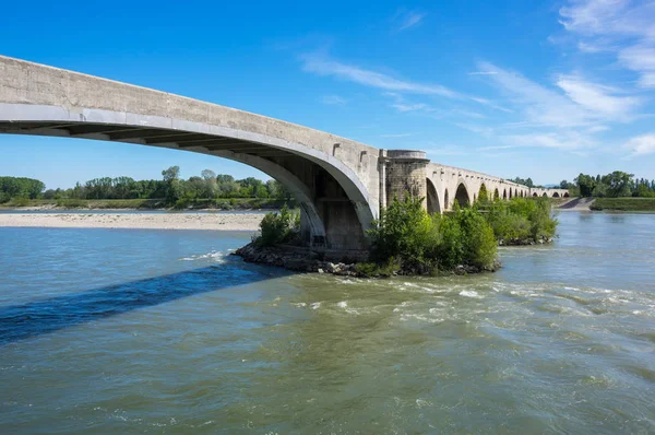 El puente medieval sobre el río Ródano — Foto de Stock