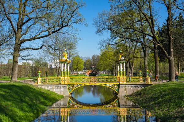 Ponte através do canal no parque de Alexander — Fotografia de Stock