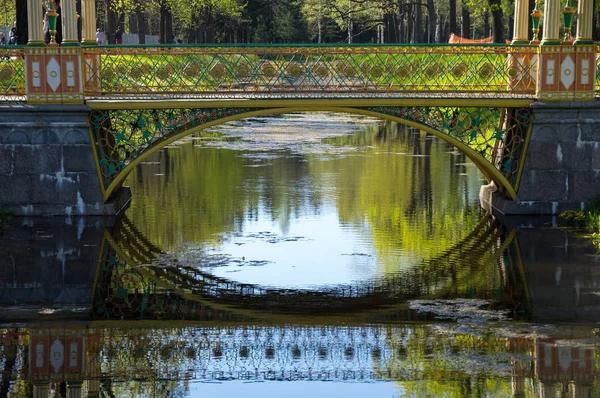 Bron över kanalen i Alexander's park — Stockfoto