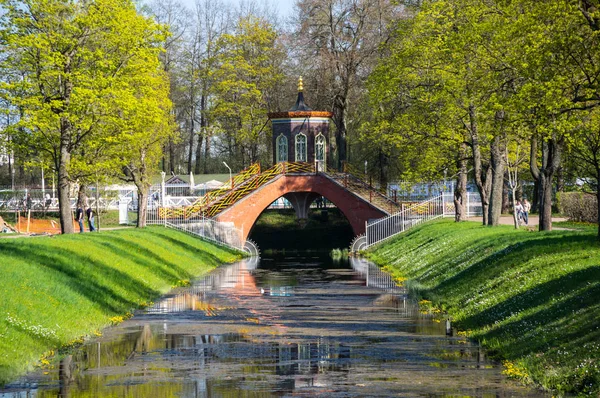 アレクサンダーの公園の運河にかかる橋 — ストック写真