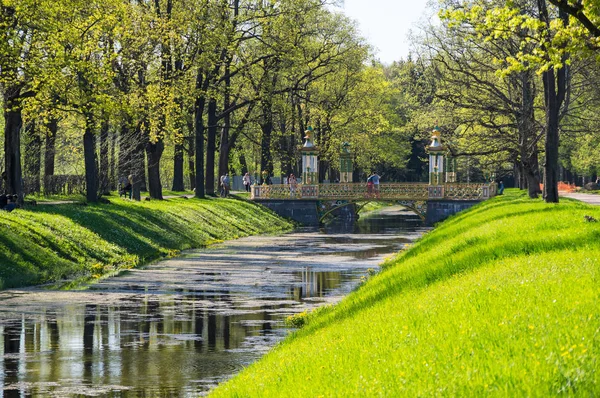 Мост через канал в парке Александра — стоковое фото