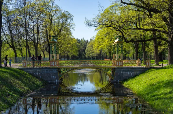 Most przez kanał w Alexander's park — Zdjęcie stockowe