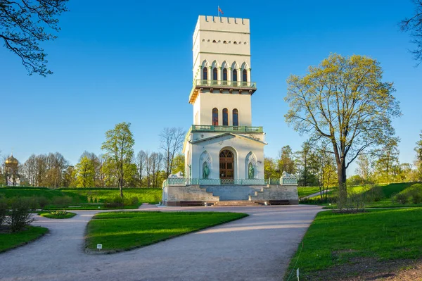 Pavilhão da Torre Branca no parque Alexander em Pushkin — Fotografia de Stock