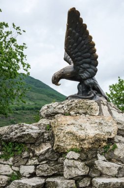 Kartal bir yılan bir Mashuk mo mücadele bronz heykel