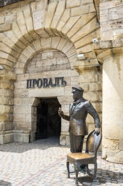 Ostap Bender heykel Pyatigors Proval girişinde
