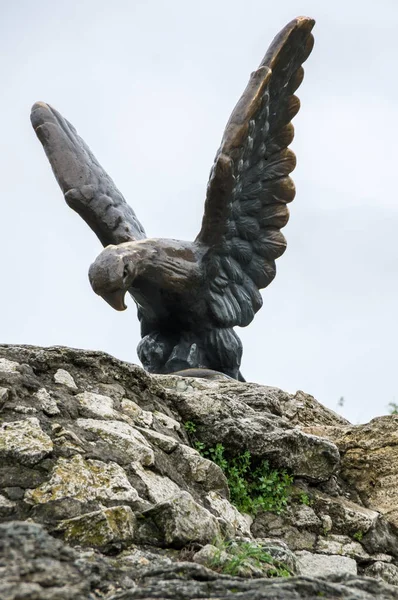 La sculpture en bronze d'un aigle combattant un serpent sur un Mashuk mo — Photo