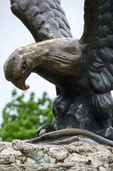 La sculpture en bronze d'un aigle combattant un serpent sur un Mashuk mo — Photo