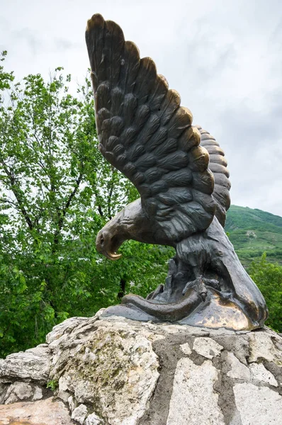 La escultura de bronce de un águila luchando contra una serpiente en un Mashuk mo —  Fotos de Stock