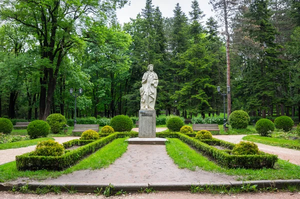 Escultura a Pushkin en el Parque de Spa en Kislovodsk — Foto de Stock