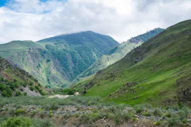 Rusya'nın Kafkasya dağlarında baksan gorge