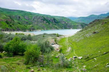 Rusya'nın Kafkasya dağlarında Bylym Gölü