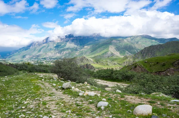 Desfiladero de Baksan en las montañas del Cáucaso en Rusia — Foto de Stock