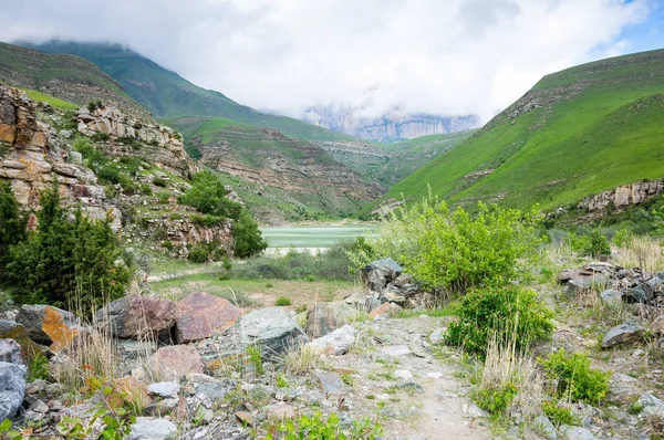 Bylym lago en las montañas del Cáucaso en Rusia — Foto de Stock