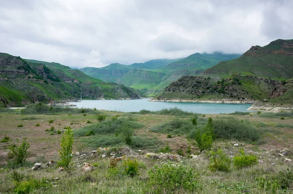 Lago Bylym nas montanhas do Cáucaso na Rússia — Fotografia de Stock