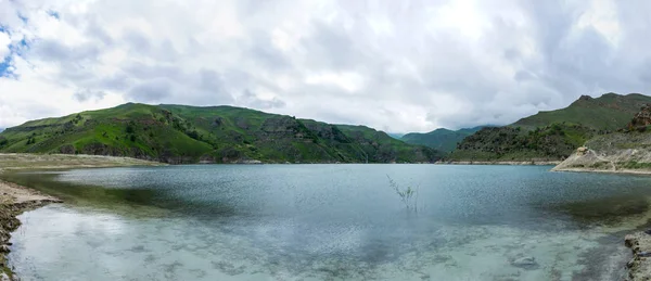 Bylym jezero v pohoří Kavkaz v Rusku — Stock fotografie