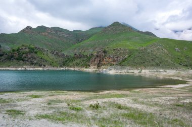 Rusya'nın Kafkasya dağlarında Bylym Gölü