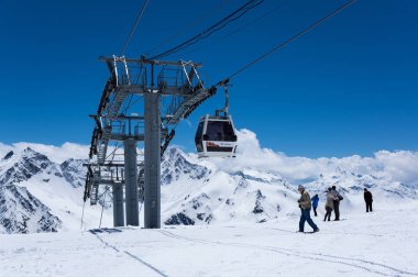 Elbruz Dağı yamacında teleferik