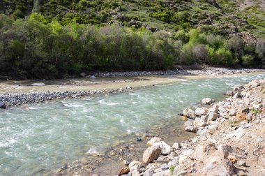Rusya'nın Kafkasya dağlarında baksan Nehri