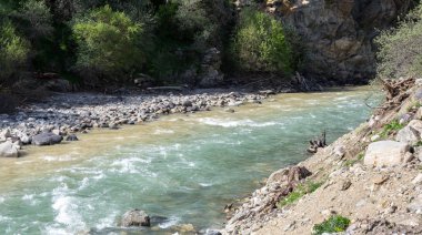Rusya'nın Kafkasya dağlarında baksan Nehri