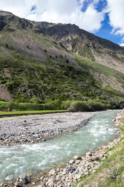 Río Baksan en las montañas del Cáucaso en Rusia — Foto de Stock