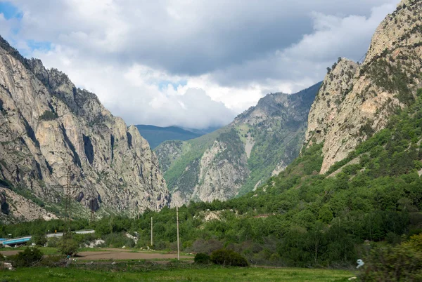 Desfiladero de Baksan en las montañas del Cáucaso en Rusia — Foto de Stock