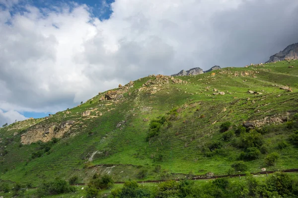 Desfiladero de Baksan en las montañas del Cáucaso en Rusia — Foto de Stock