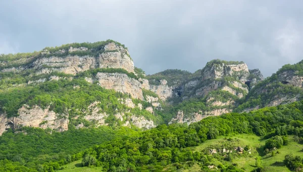 Desfiladero de Baksan en las montañas del Cáucaso en Rusia — Foto de Stock