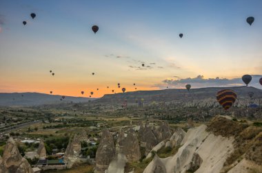 Kapadokya üzerinde sıcak hava balonları