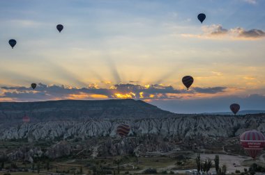 Kapadokya üzerinde sıcak hava balonları