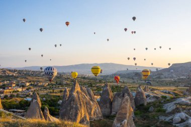 Kapadokya üzerinde sıcak hava balonları