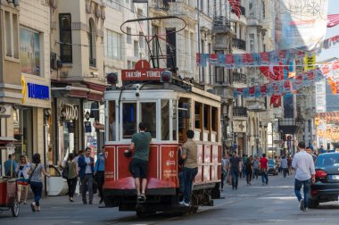 Istiklal Caddesi'nde kırmızı klasik tramvay