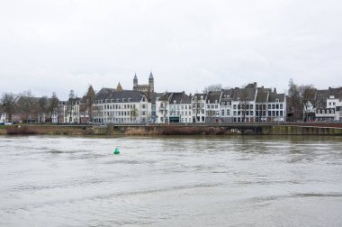 Meuse Nehri üzerindeki Maastricht şehir merkezinin görüntüsü