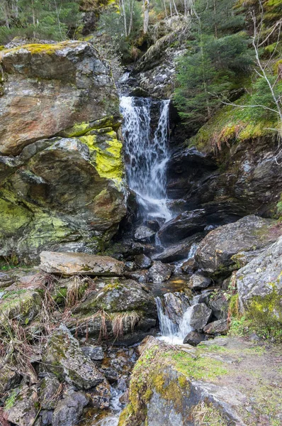 Vodopád v Francouzské Alpy — Stock fotografie