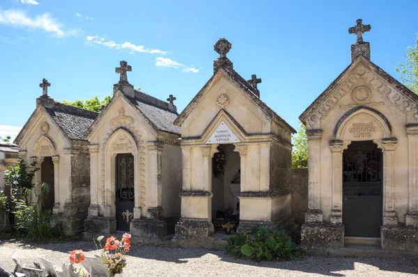 På kyrkogården av Aigueze — Stockfoto