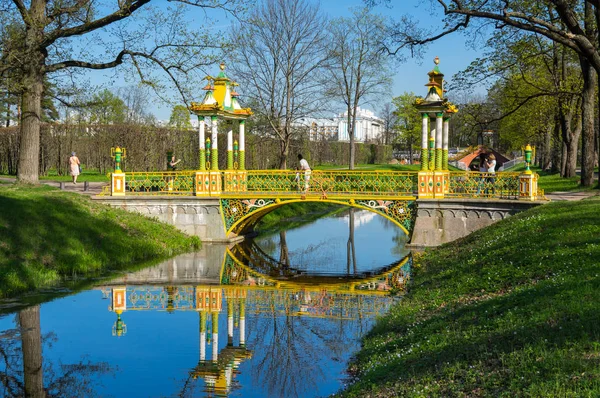 Brug over de gracht in Alexanders park — Stockfoto