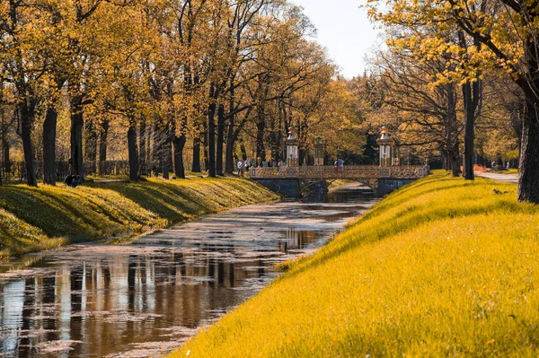 Brug over de gracht in Alexanders park — Stockfoto