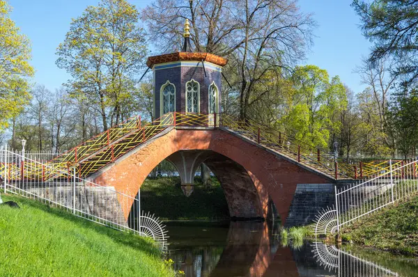 Most przez kanał w Alexander's park — Zdjęcie stockowe