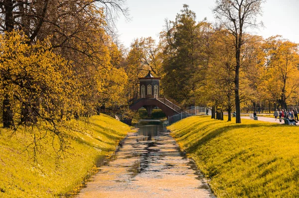 Most przez kanał w Alexander's park — Zdjęcie stockowe