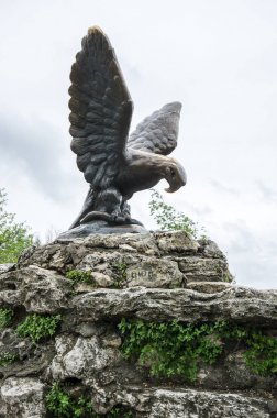 Kartal bir yılan bir Mashuk mo mücadele bronz heykel