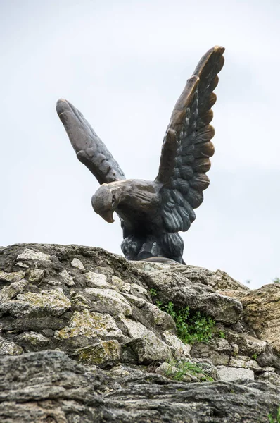一只老鹰在 Mashuk 上与蛇搏斗的青铜雕塑 — 图库照片