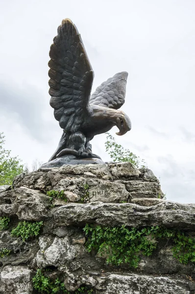 La escultura de bronce de un águila luchando contra una serpiente en un Mashuk mo —  Fotos de Stock