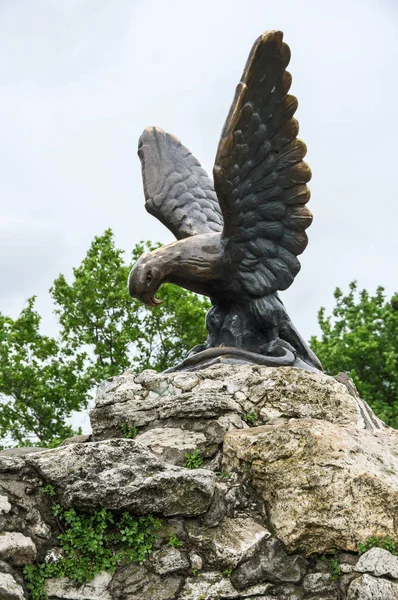 La escultura de bronce de un águila luchando contra una serpiente en un Mashuk mo —  Fotos de Stock