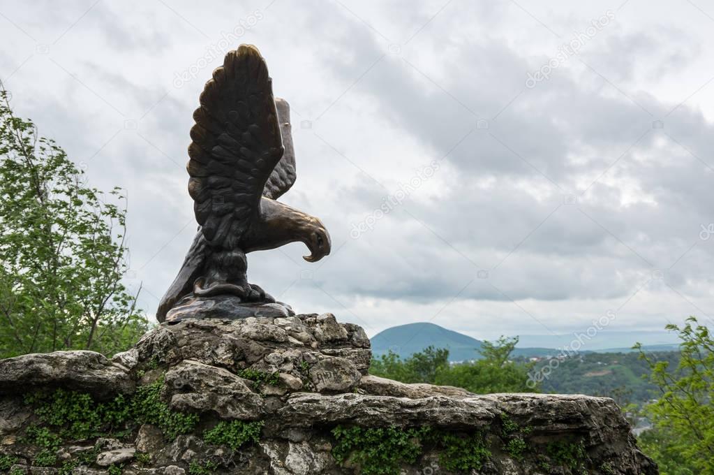 The bronze sculpture of an eagle fighting a snake on a Mashuk mo