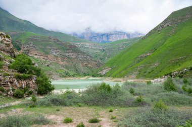 Rusya'nın Kafkasya dağlarında Bylym Gölü
