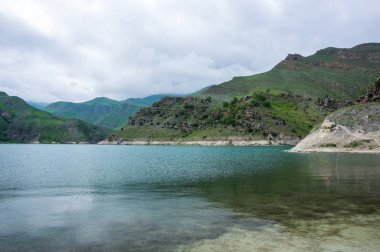 Rusya'nın Kafkasya dağlarında Bylym Gölü