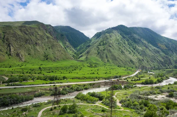 Garganta de Baksan nas montanhas do Cáucaso na Rússia — Fotografia de Stock