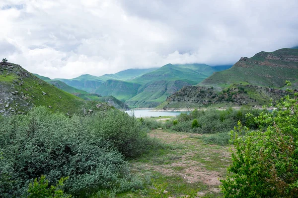 Desfiladero de Baksan en las montañas del Cáucaso en Rusia — Foto de Stock