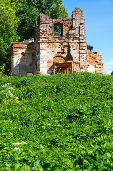 Ruinas de la iglesia en la fortaleza de Koporye — Foto de Stock